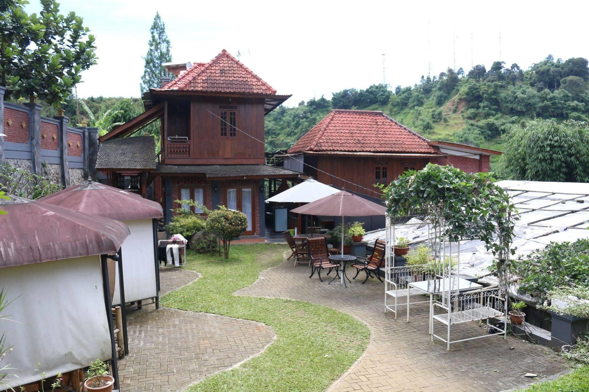Bantal Guling Villa Лембанг Екстер'єр фото